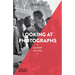 Looking at Photographs (Art Essentials)